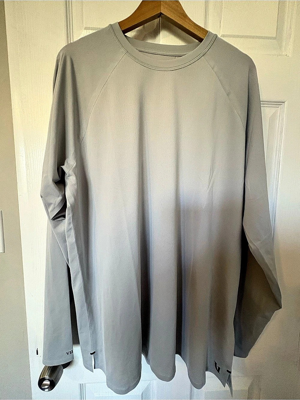 Vuori Long Sleeve Athletic Shirt in Gray XXL Like New